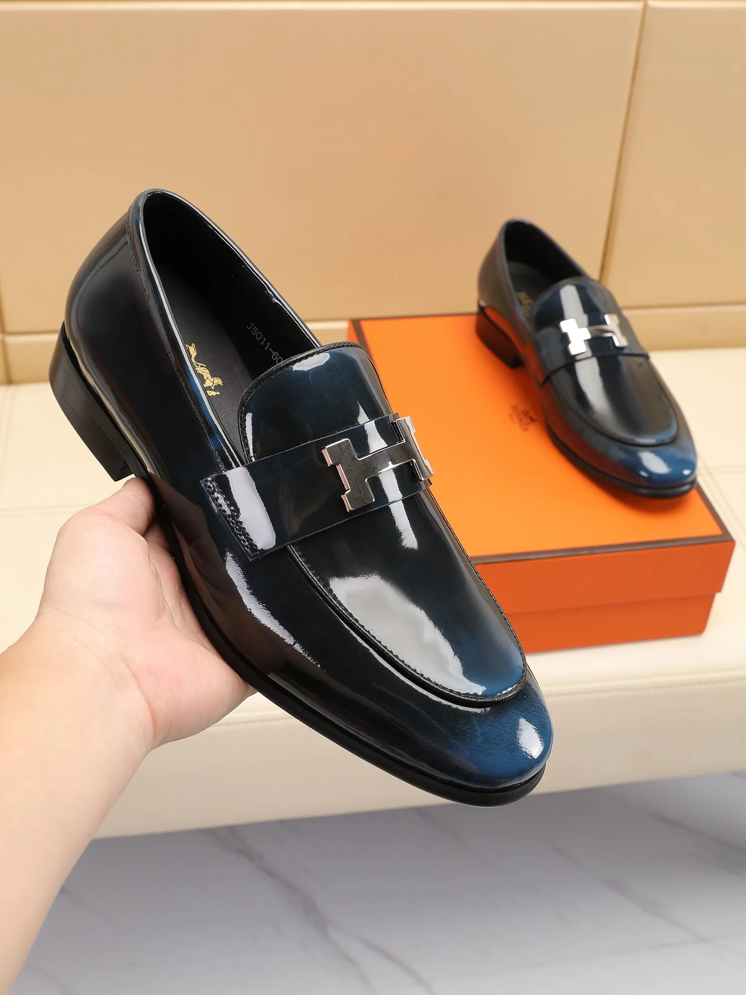 Factory price 460💶[HERMES] (cowhide lining)🍀Italian top luxury🍀He does not pursue novel styles and gorgeous colors, but attracts the favor of successful men with his flawless, elegant and classic style! This very, very comfortable, simple and stable style makes it easy to match any style! The pattern is absolutely 1:1 refined from the original case, and we strive for excellence in materials, imported cowhide + cowhide lining💪💪💪extraordinary texture👍! .Code number: 39 to 44 (38.4546 customized)
